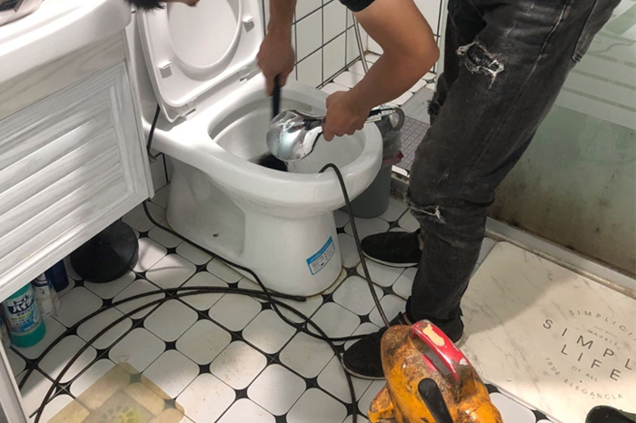 新城镇疏通下水道