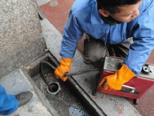 新城镇疏通下水道