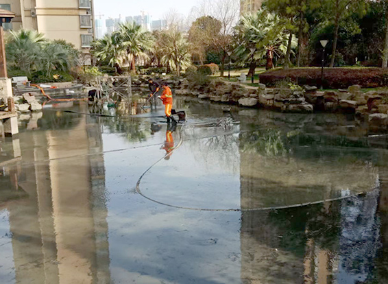 新城镇景观池淤泥清理