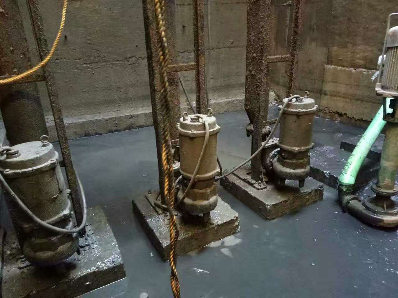 新城镇污水池清理