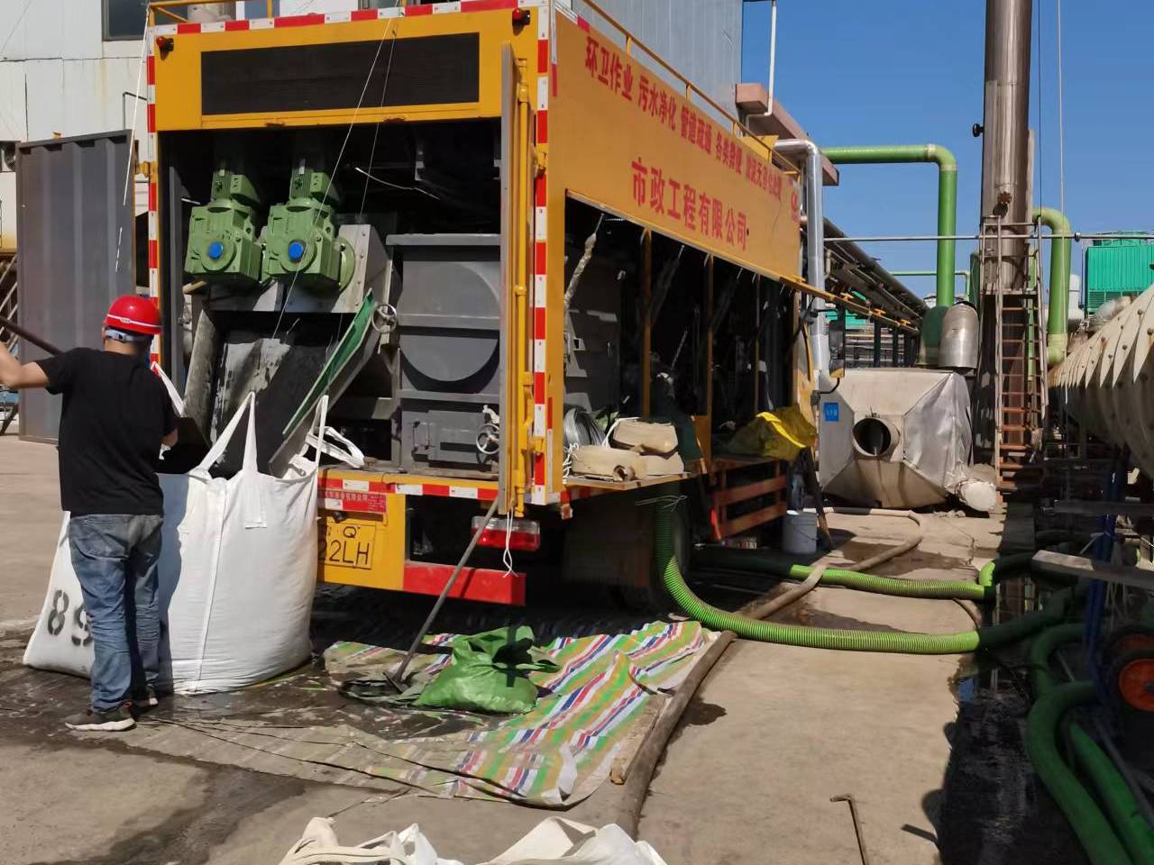 新城镇淤泥压干处理