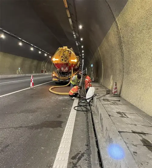 新城镇隧道排水渠清淤